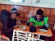 Efectivo policial invito a indigente a almorzar con el