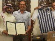 Empresario árabe recibe camiseta de Alianza Lima en condecoración por George Forsyth