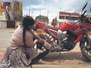 Mujer mecánica se vuelve viral al reparar llanta de patrullero