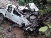 Siete muertos dejó la caída de camión a un abismo de 150 metros.