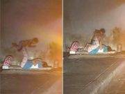 Conmociona las redes una Madre sin hogar jugando con su hijo debajo de un puente en Noche Buena