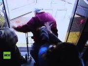 Mujer empujó y mató a abuelito del bus que le pidió ser más amable│VIDEO