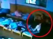 Profesora de jardín arroja al suelo a niño que dormía la siesta