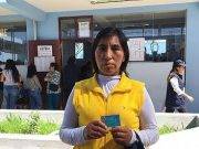 Mujer acude temprano a votar, pero le ponen multa por no asumir rol de miembro de mesa