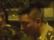 Policía con uniforme le rompe la nariz a su enamorada en plena calle