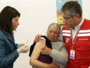 Coronavirus: dónde pueden vacunarse gratis contra la neumonía los adultos mayores