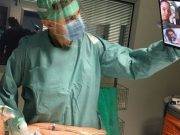 Pacientes terminales dan el último adiós por videollamada ante coronavirus en Italia