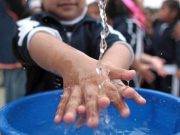 Niño es suspendido en su escuela por vender desinfectante de manos a sus compañeros