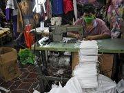 Coser mascarillas se vuelve ocupación viral en Europa.