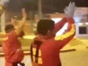 Bomberos dan aliento a los profesionales de salud del Hospital Rezola en Cañete