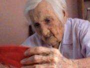 Mujer de 96 años cose mascarillas para donar a hospitales en Argentina