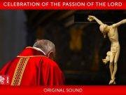 La imagen del Papa Francisco postrado ante el altar que conmueve al mundo