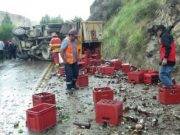 Camión cargado con 2 mil cajas de cerveza se vuelca en Arequipa
