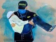 Retratan a policía que cargó a anciano para llevarlo a cobrar bono 380 en Piura