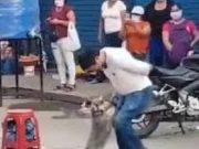 Hombre y su perrito de raza Schnauzer sorprenden bailando Huaylas