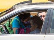 Las desgarradoras imágenes de un hombre intentando revivir a su abuela; falleció llegando al hospital