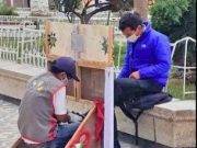 Lustrabotas de Cajamarca emplean escudo de madera para mantener distancia por COVID-19