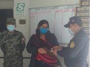 Soldado honrado encuentra y devuelve billetera con mil soles a su propietaria