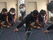 Jóvenes del taller textil de la Parroquia de Huaral se reinventan confeccionando mamelucos.