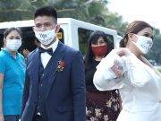 Pareja ayuda a los más necesitados usando dinero que era para fiesta de boda.