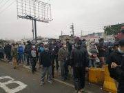 Paro de transportistas genera caos y aglomeraciones en plena emergencia sanitaria.