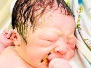 Esta foto viral de un recién nacido sosteniendo un dispositivo intrauterino dio la vuelta al mundo