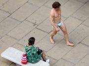 Hombre pasea por las calles vistiendo solo una mascarilla
