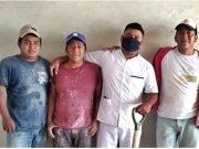 Albañil se gradúa de enfermero y lo celebra junto a sus ex compañeros de trabajo: “no me olvido de donde salí”