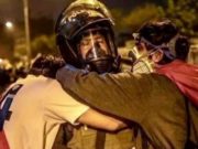 Policía que abrazó a manifestantes revela: «Me dijeron ‘papá’, me entró la emotividad y los abracé»