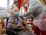 En Alemania ya vacunaron a casi 42 mil personas, principalmente ancianos, en las últimas 48 horas