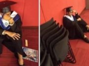 Joven llora porque su familia no llegó a la graduación.