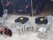 Una madre es captada protegiendo con su cuerpo a su hijo durante balacera