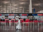 CHINA: Mujer que ocultó tener COVID-19 y viajó en avión fue condenada a un año de cárcel