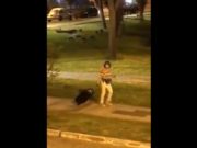 Por cábala, mujeres salen a correr con maletas y policía las persigue