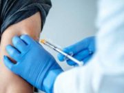 Reino Unido empieza a poner la vacuna de Oxford y prevé nuevas restricciones