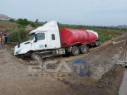 Supe: Tractor terminó partido a la mitad luego de chocar con tráiler