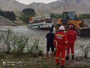 Camioneta de empresa concesionaria de Enel quedó atascada en Río Supe