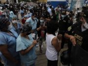 Largas colas de personal médico para recibir la vacuna contra la COVID-19