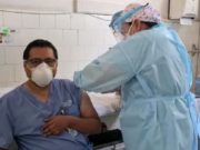 Intensivista se emocionó hasta las lagrimas al recibir la vacuna contra la COVID-19