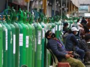 SJL: Denuncian que revendedores se apoderan de filas para `poder recargar oxígeno gratuito