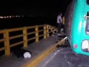¡Lo Último! Vehículo chocó contra varanda y salvó de caer al rio Huaura