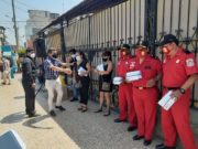 ¡Gran Labor! Bomberos, la Parroquia y la PNP entregaron mascarillas gratis a los ciudadanos