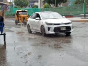 ¡Lo último! Transeúntes reportan la rotura de una tubería de agua cerca a la Plaza Centenerio