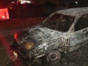Desconocidos queman vehículo que fue robado en un descampado cerca al complejo Hogar Infantil