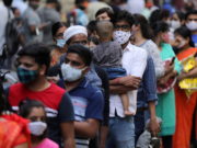 India rompe récord mundial al registrar más de 300.000 casos de coronavirus en un solo día