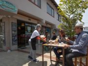 Restaurantes podrán hacer uso de la vía pública y cerrar calles para poder instalar mesas