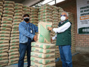 Más de 5 mil bolsas de cemento fueron entregados para mejorar los canales de riego en Huaral