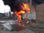 SJL:Dos niños perdieron la vida en un incendio dentro de almacén de colchones