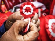 La escarapela del Perú : Dónde se lleva puesta y desde cuando se usa