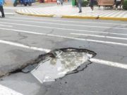 Pista colapsa y deja gran forado en plena Plaza de Armas de Huacho